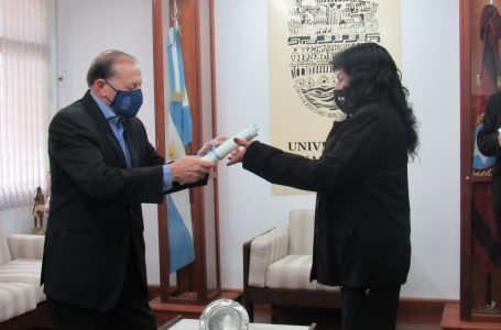 Luz Alvarado de la comunidad Misión La Paz, se recibió de enfermera universitaria