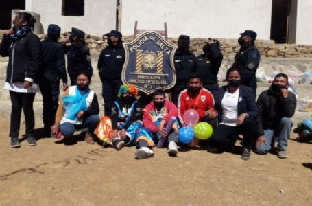 La Policía Comunitaria agasajó a niños de Nazareno