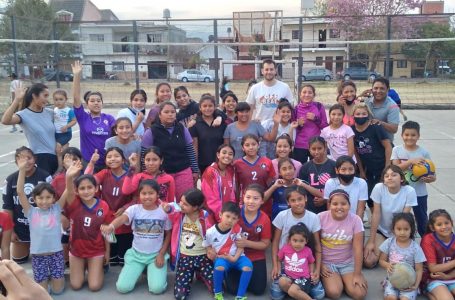 Luciano De Cecco visitó a las jugadoras del Club Olimpo
