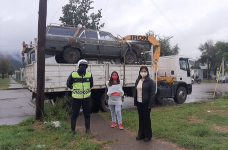 Los vehículos abandonados en la vía pública son levantados por la Municipalidad