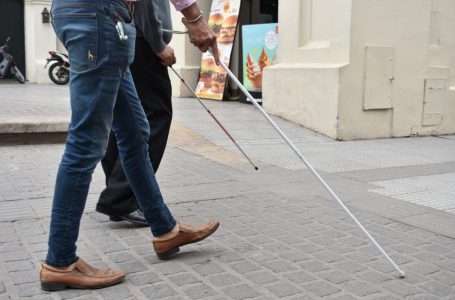 Ciegos realizaron una experiencia vivencial con el bastón blanco a salteños y turistas