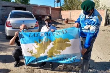Un nene pidió que los guardapolvos tengan las Islas Malvinas y ya es ley en Tierra del Fuego