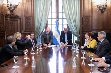 Firma de convenio entre la Secretaría de Malvinas y la Asociación de Periodistas de la República Argentina (APERA) de colaboración y asistencia recíproca