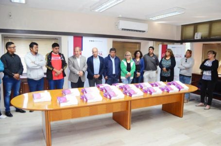 El Gobierno provincial entregó tablets a clubes salteños de básquetbol