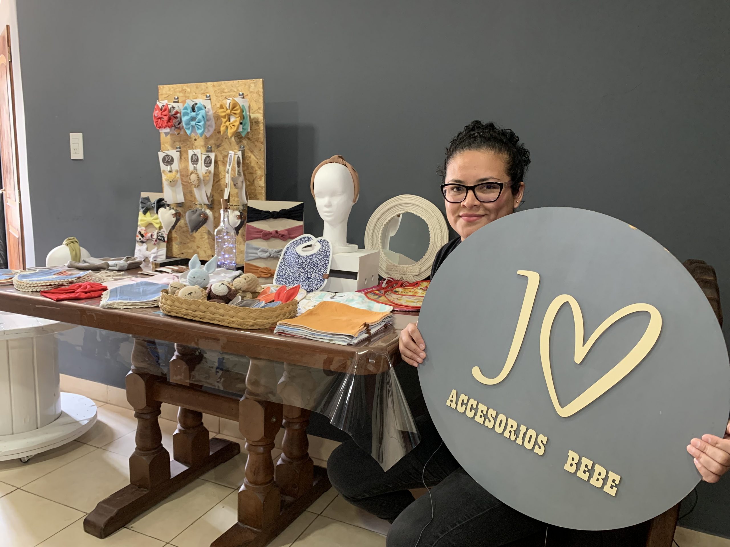 Claudia Mamani es dueña de JV Accesorios bebé y crece con ayuda del microcrédito municipal