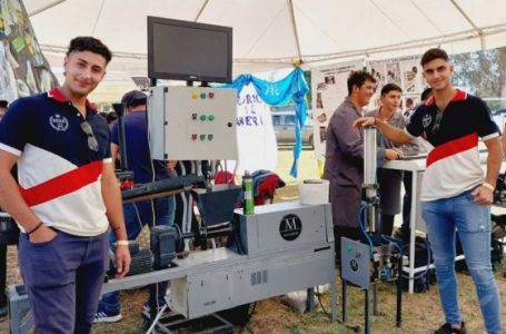 Estudiantes salteños crearon una máquina para fabricar ladrillos con botellas recicladas