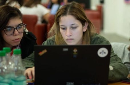 Mujeres de 18 a 25 años podrán acceder a becas completas para estudiar tecnología