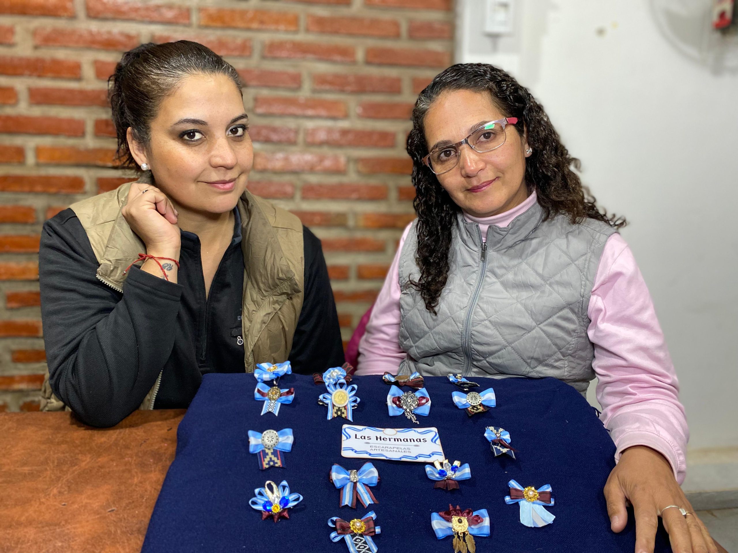 “Las Hermanas”, el emprendimiento que realiza escarapelas artesanales