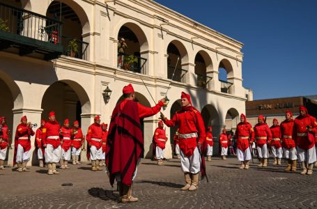 Con presencia del ministro  Luis Petri, los infernales realizaron el Relevo de la Guardia de Honor del Cabildo Histórico de Salta