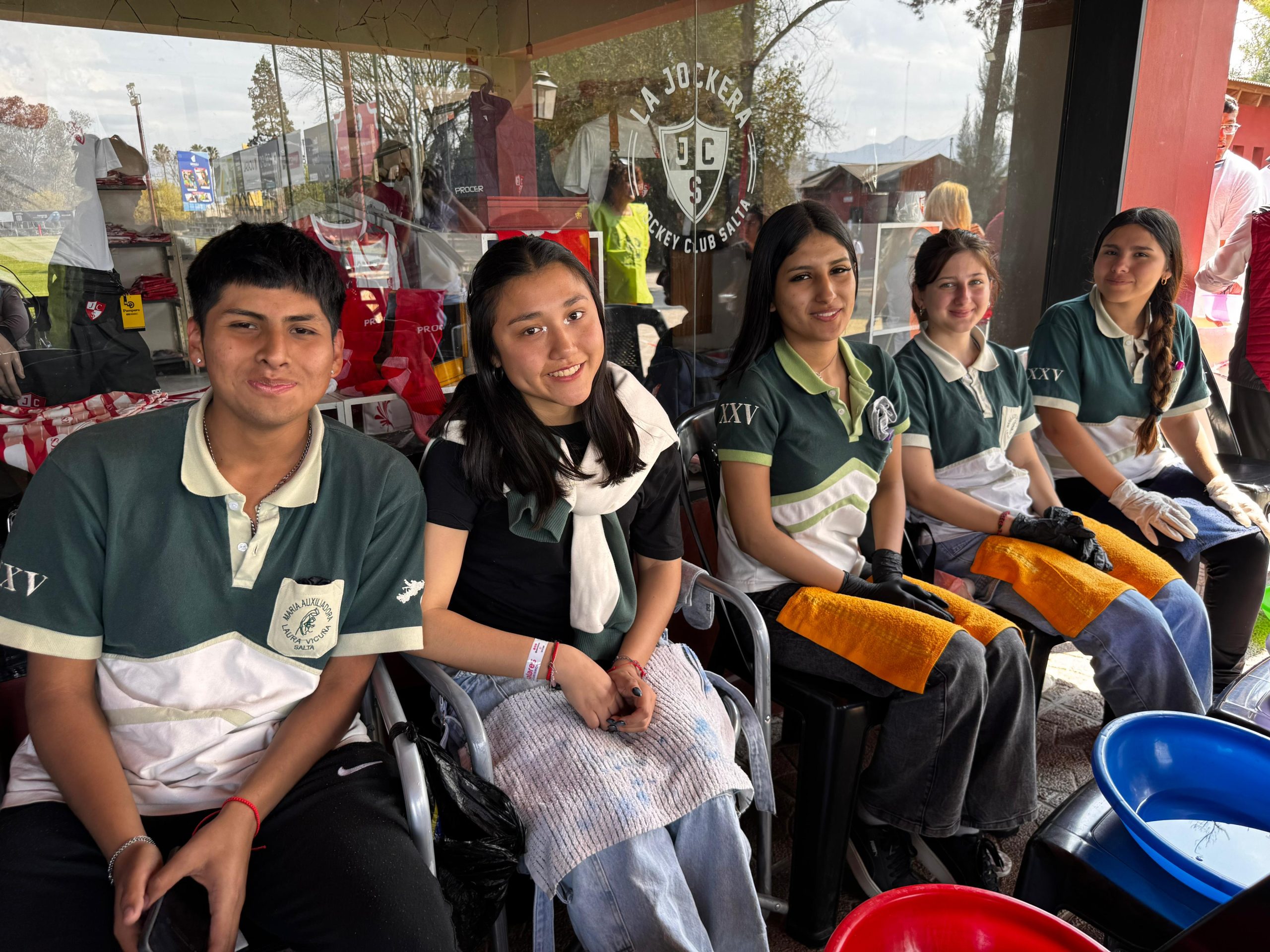 Jóvenes de una promoción de 5º año OASIS lavaron los pies a peregrinos