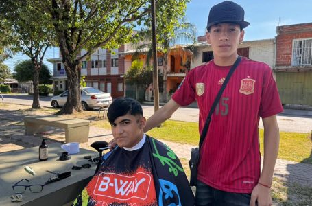 Joven salteño aprendió barbería y ahora corta gratis en la plaza