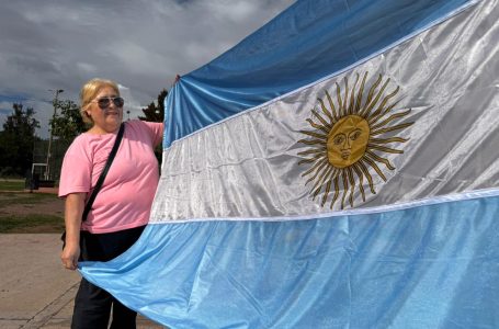 Viva la Patria: recambian banderas y mástiles en diferentes puntos de la ciudad