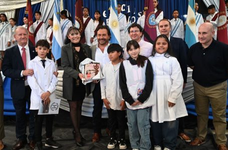 Sáenz inició la distribución de kits y manuales escolares