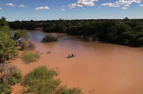 Sáenz supervisó el operativo integral de asistencia aérea, terrestre y fluvial por la crecida del río Bermejo