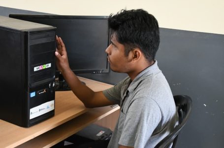 Personas con discapacidad visual asisten al curso de mantenimiento de equipos informáticos