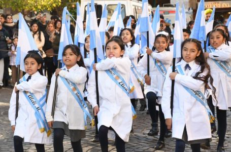 En el Día de la Bandera, Sáenz tomó la promesa de fidelidad a más de 600 alumnos de 4° grado