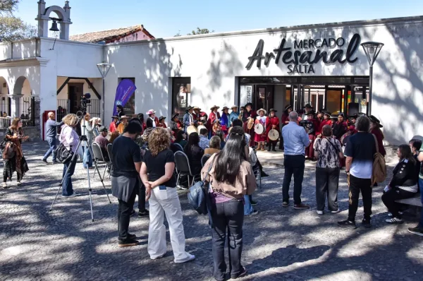 Más de 30 copleros formaron parte del cierre de «Voces Vivas» en el Mercado Artesanal